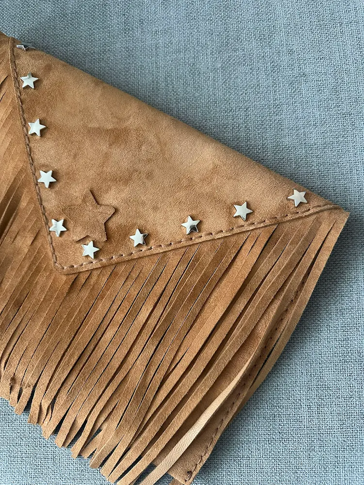 Pochette in pelle scamosciata con frange